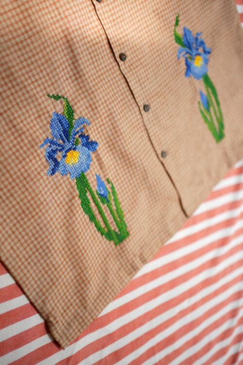 Cross stitch embroidered flower shirt. - Image 4